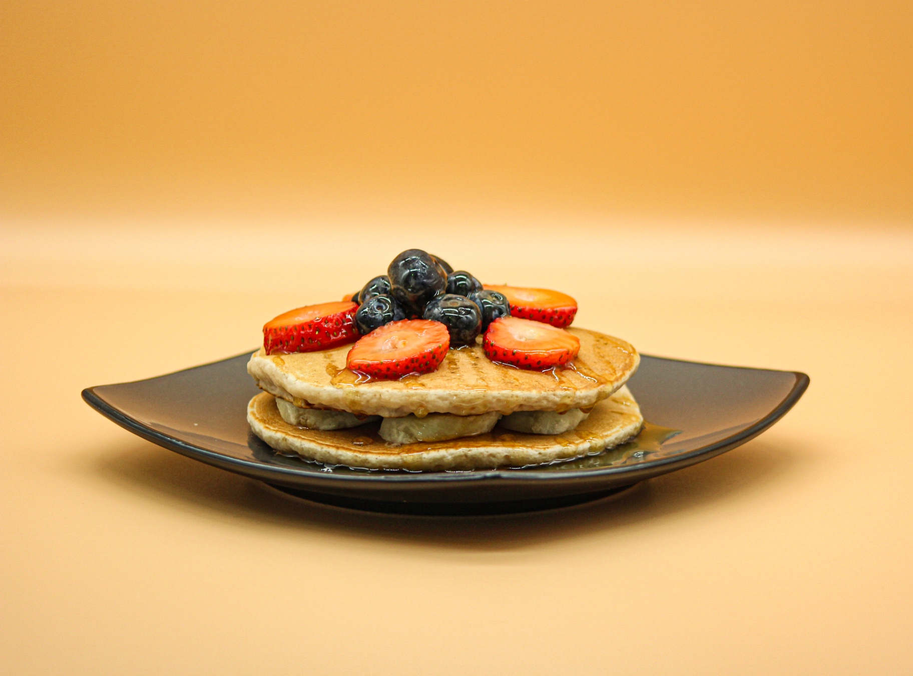 Banana-filled protein pancakes with berries