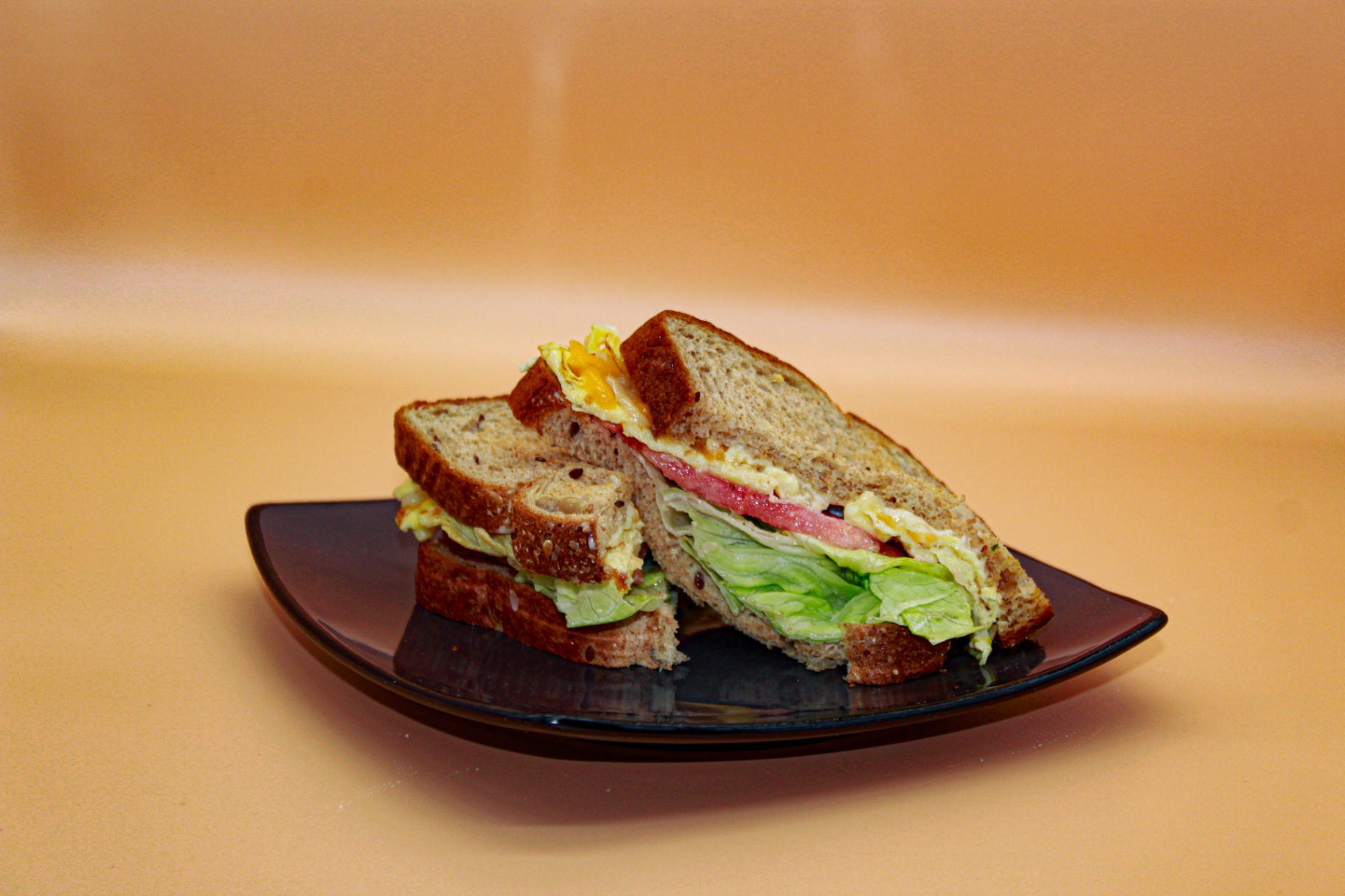 Multigrain sandwich with lettuce and tomato